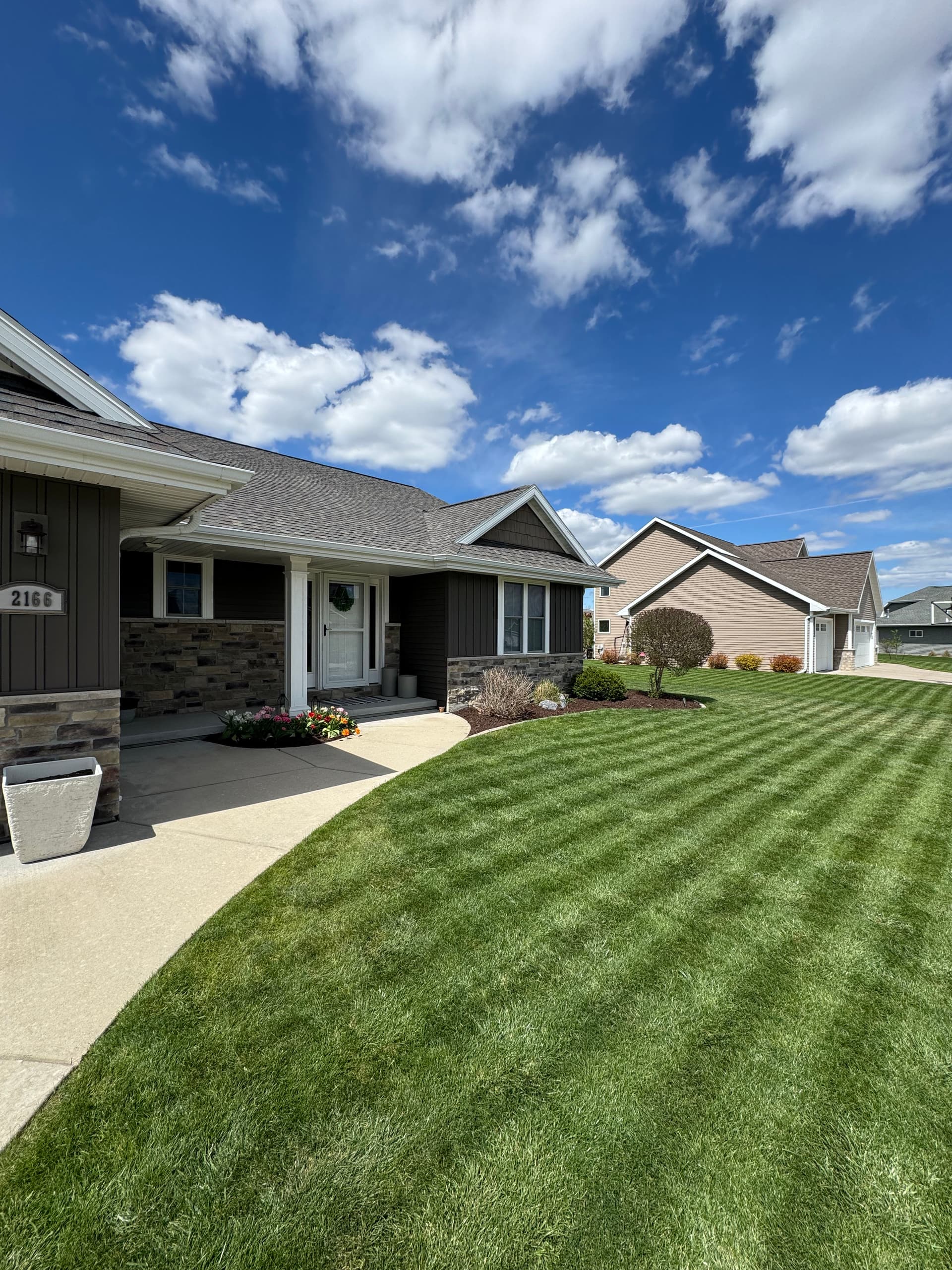 Gallery photos for Fresh Mulch and Clean Edges That Make a Whole Property Pop: Image #2