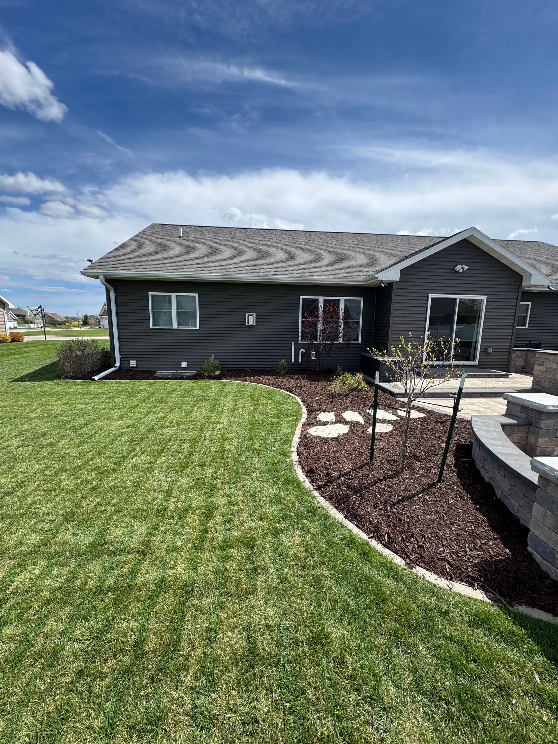 Gallery photos for Fresh Mulch and Clean Edges That Make a Whole Property Pop: Image #1