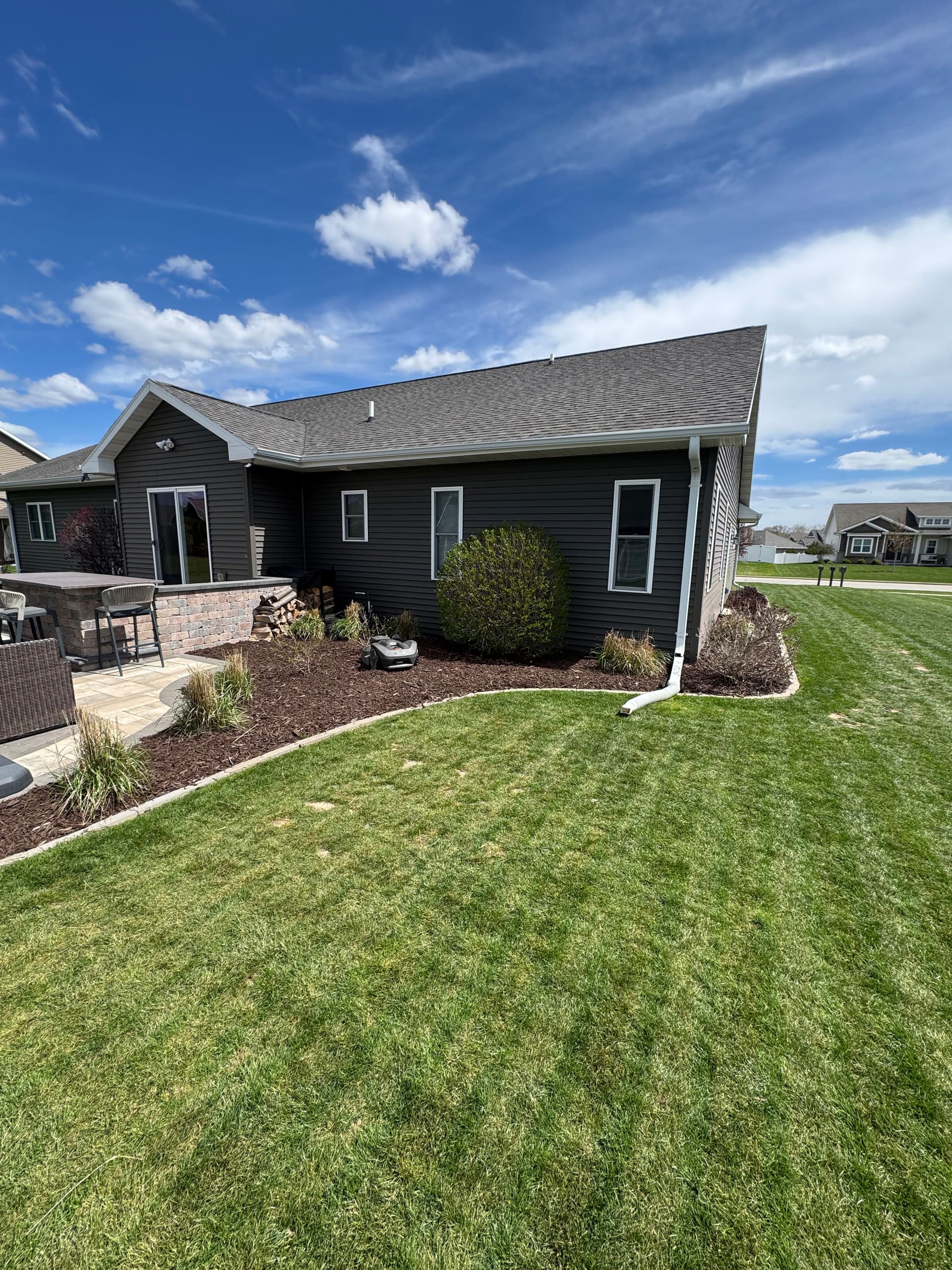 Gallery photos for Fresh Mulch and Clean Edges That Make a Whole Property Pop: Image #3