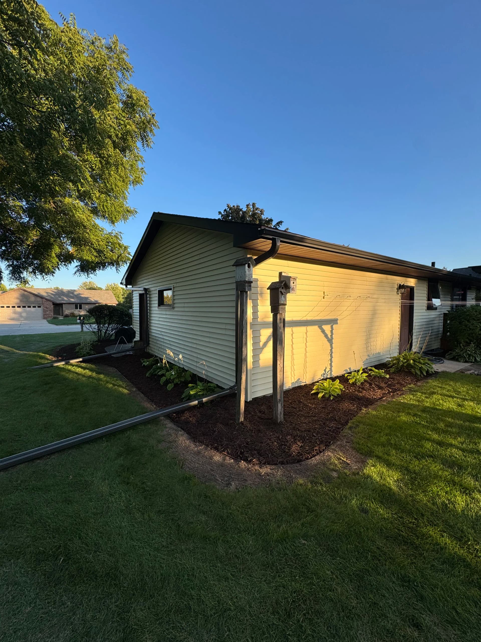 Gallery photos for Curb Appeal Refresh With New Mulch, Edging, and Plants: Image #1