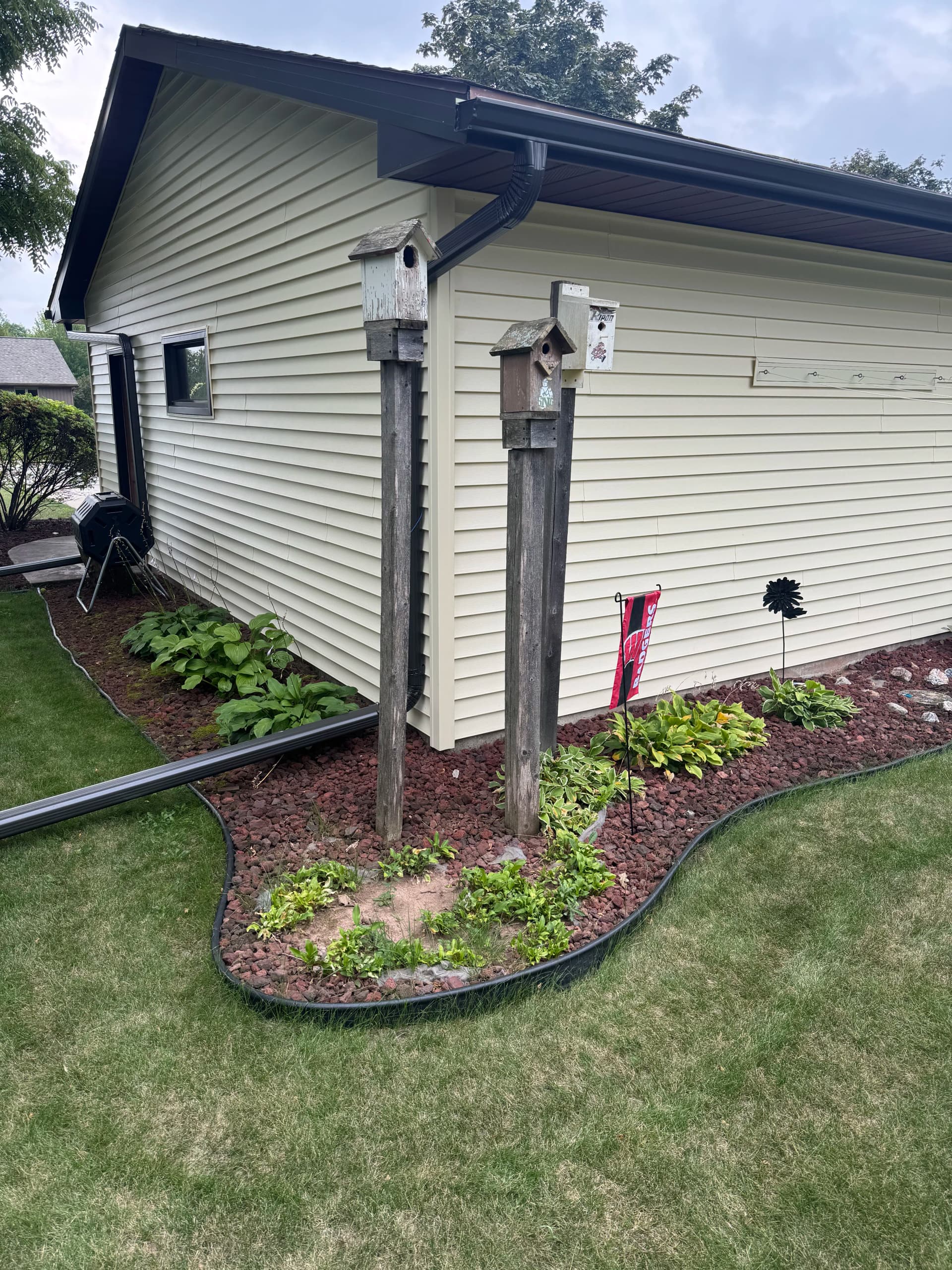 Gallery photos for Curb Appeal Refresh With New Mulch, Edging, and Plants: Image #4